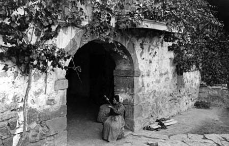 Hilandera en el exterior de un caser&iacute;o de Aramaio