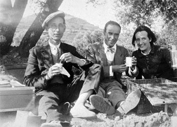 Hélène Elissague con Ramiro Arrue (izquierda) y su marido Henry de la Tourrasse