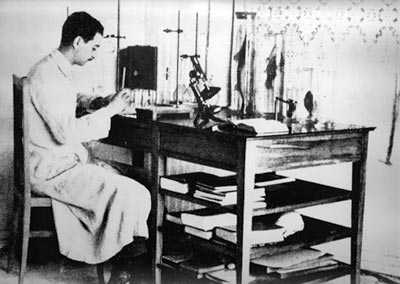 Fernando de Buen biologoa lanean G.O.E.ko laborategi zaharrean