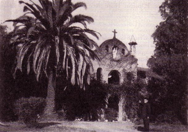 Fr. Espelette Montebello Monastegiaren aurrean