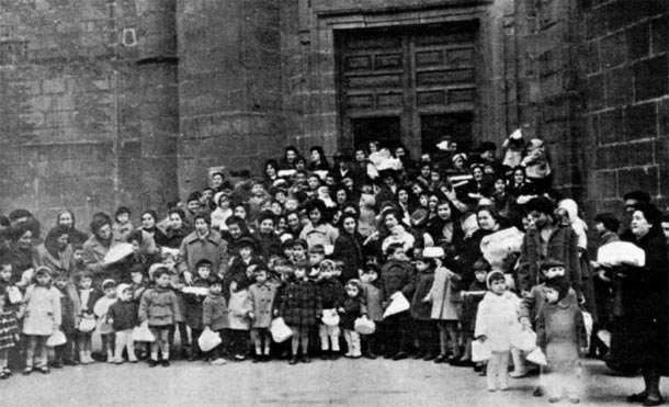 El día de San Blas, en Eibar, una vez bendecidas las tortas