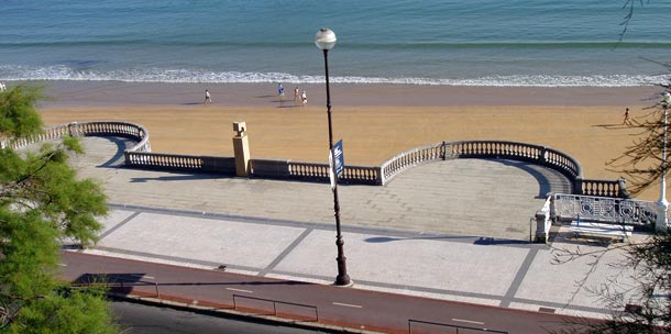 El monumento en honor al doctor Fleming marca una fuerte simetría en el paseo (E. Chillida)