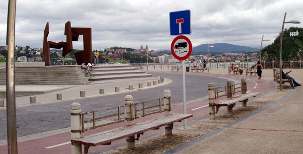 Borne marino histórico del Paseo Nuevo, tras la confusa renovación de los últimos años (Pieza de Oteiza)