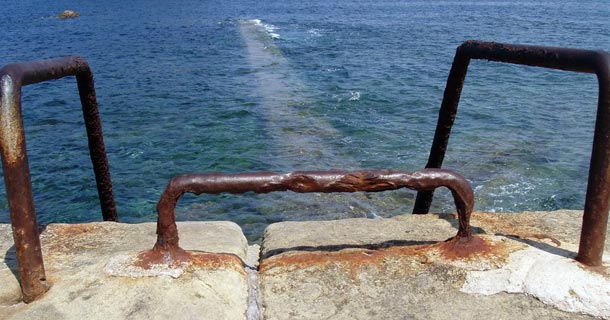 Aún permanecen bajo el mar restos del dique que pretendía unir el extremo de Ondarreta con la isla Santa Clara