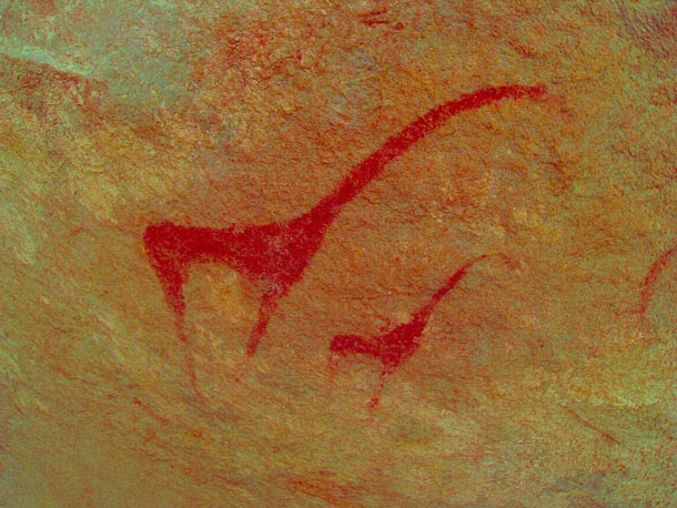 Dos representaciones pictóricas de jirafas, en tinta roja, plasmadas en las paredes del abrigo rupestre de Lejuad Va (Duguech)