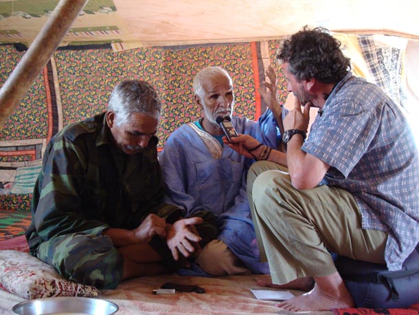 Entrevista al beduino Ahmed Rajel ould El Bujari ould Hamad en su jaima de Batn El Kelba (Duguech) el 1 de Octubre de 2010. A su izquierda, el intérprete Malainin Aomar Sidi-Said.