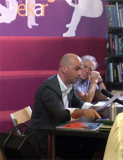 Igor Calzada presentando el libro junto a Mariano Ferrer