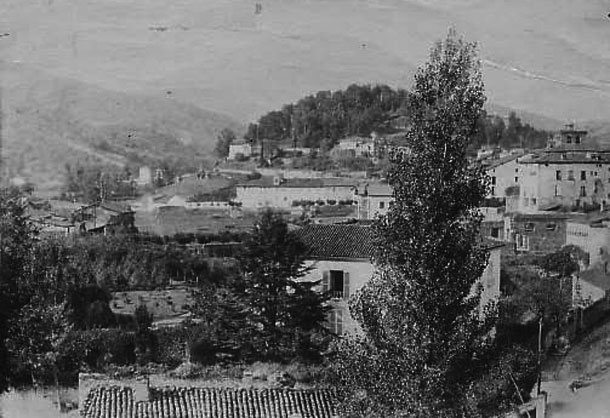 Sola etxea, lehen planoan. Hondoan, Santa Barbara