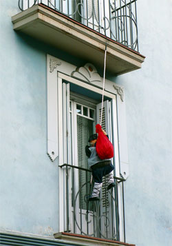 Olentzero descolg?ndose por el balc?n, no por la chimenea (Irunea)