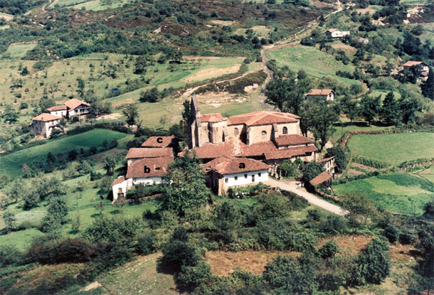 Vista panor?mica de los alrededores de la Iglesia de Andra Mari