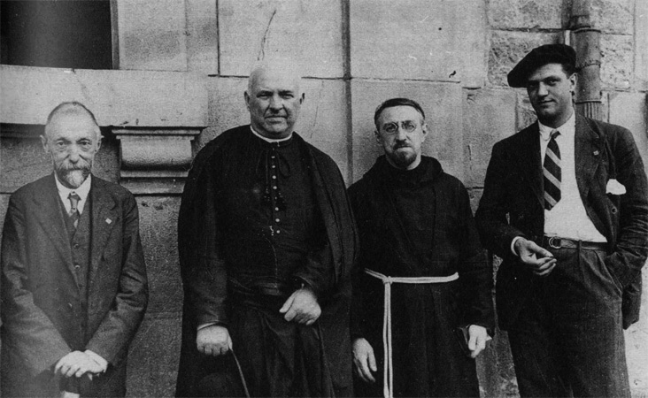 Resurrección María de Azkue y José Gonzalo Zulaica Arregui “Aita Donostia” (segundo y tercero por la izquierda) junto a Telesforo de Aranzadi
