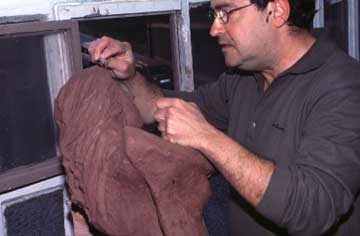 El artesano trabajando.