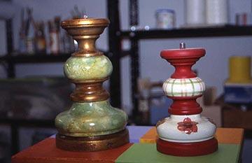 Pies de lámparas de madera pintada.
