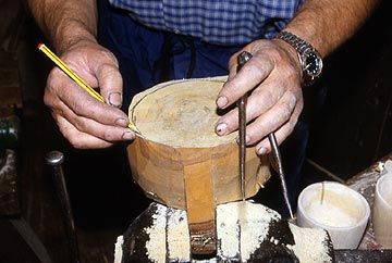 El artesano trabajando.